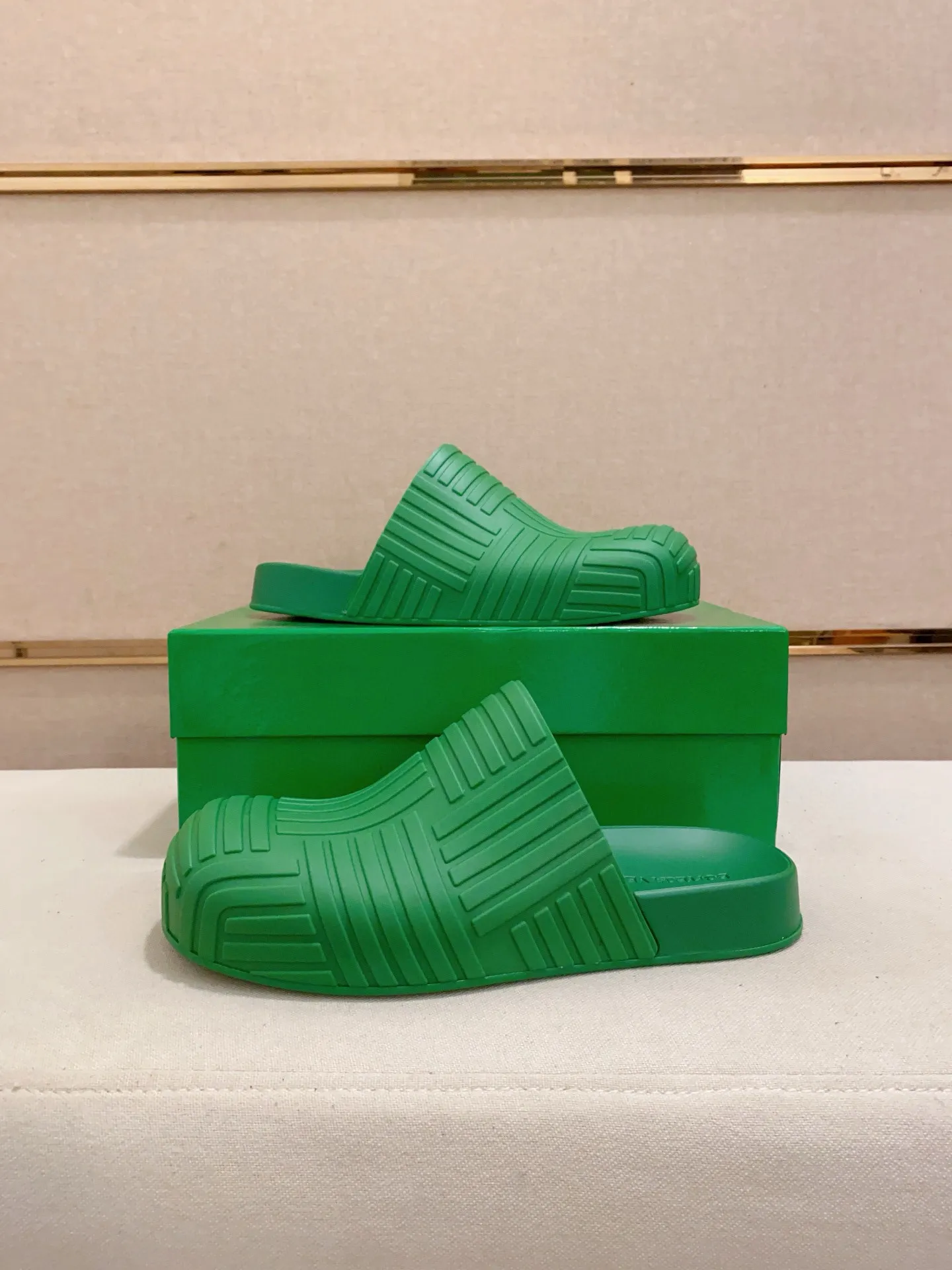 Men's shoes💰: 340💰Couple style👫【BV~Bottega Veneta】Trendy new slippers are on the market, the same style as the official website. Counter quality [strong][strong][strong] Selected rubber fabrics, high-end atmosphere, super cost-effective model. Original wear-resistant rubber outsole. Fine workmanship. The upper layer of materials is used. The quality is visible. Shoe size: Female 36-40. Male 38-46